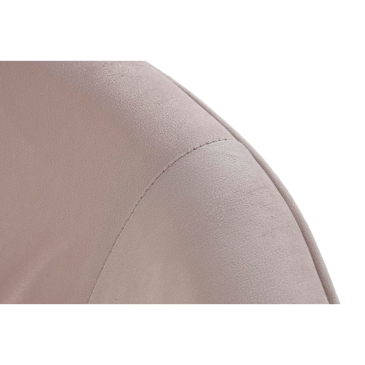 Fauteuil en velours rose clair, gros plan sur l’accoudoir et la couture