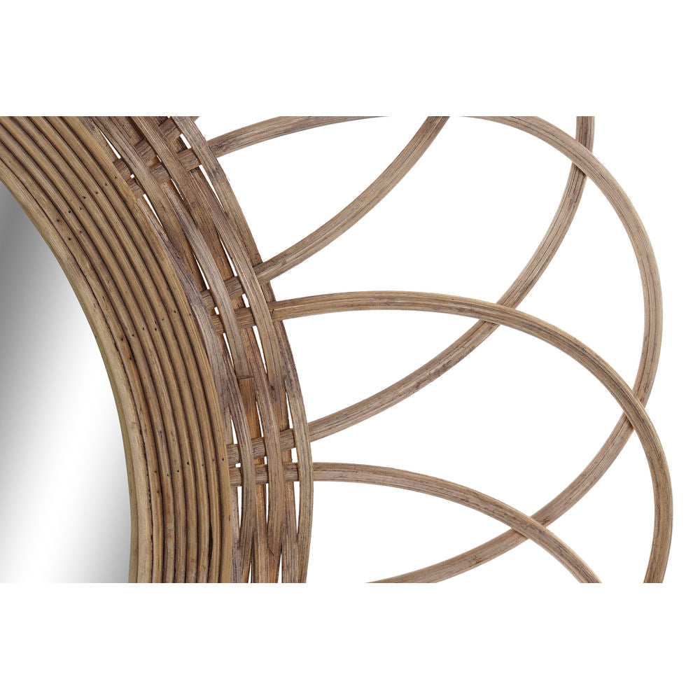Détail du cadre du miroir en rotin marron, tressage serré et lignes courbes