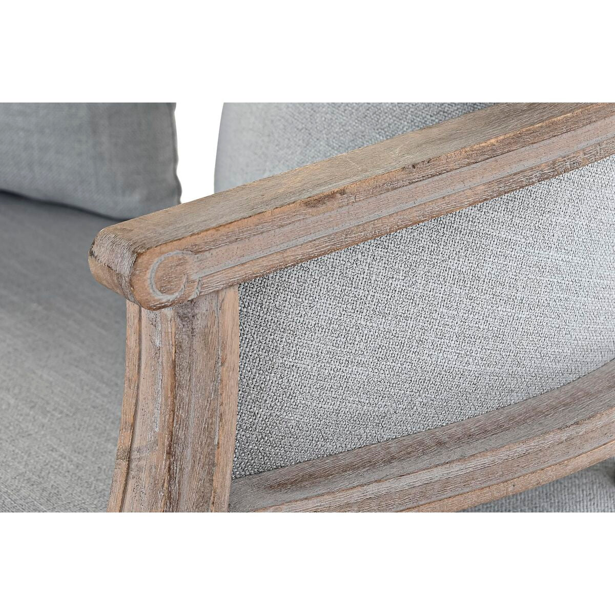 Accoudoir de canapé en bois clair et tissu gris clair, détail de finition.