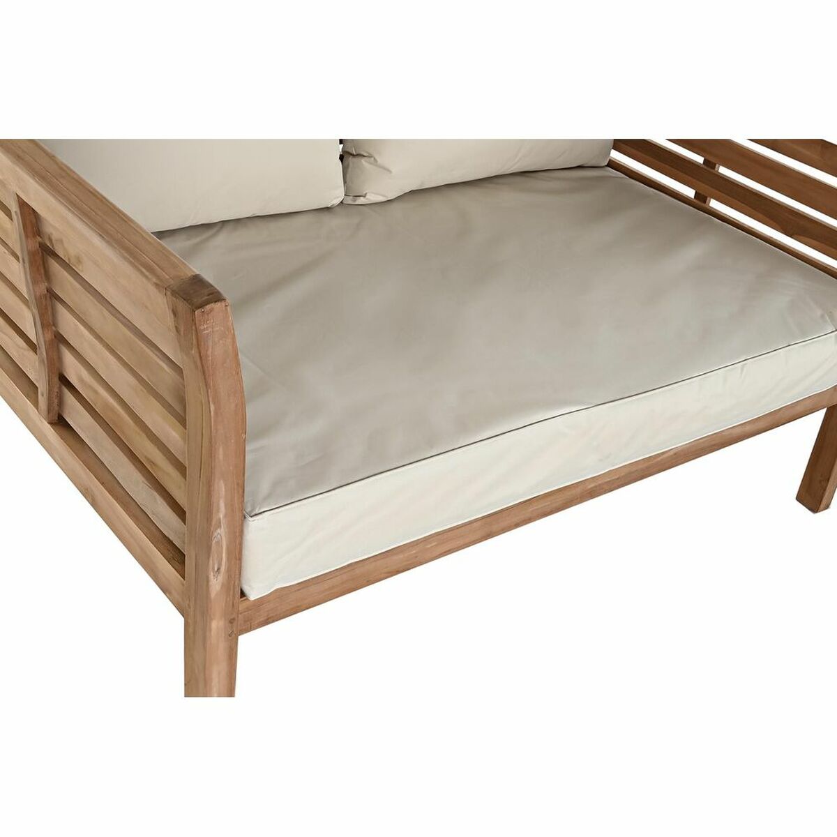 Assise et accoudoir du canapé de jardin en teck marron, coussins crème