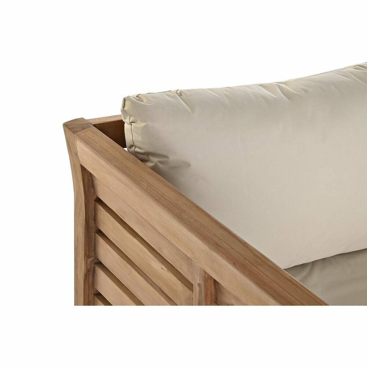Accoudoir et dossier du canapé de jardin en teck marron, coussin crème