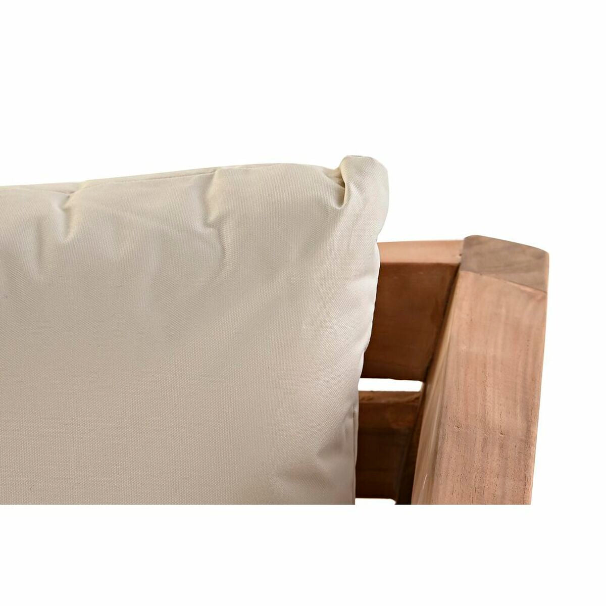 Coin de coussin crème du canapé, structure en teck marron visible