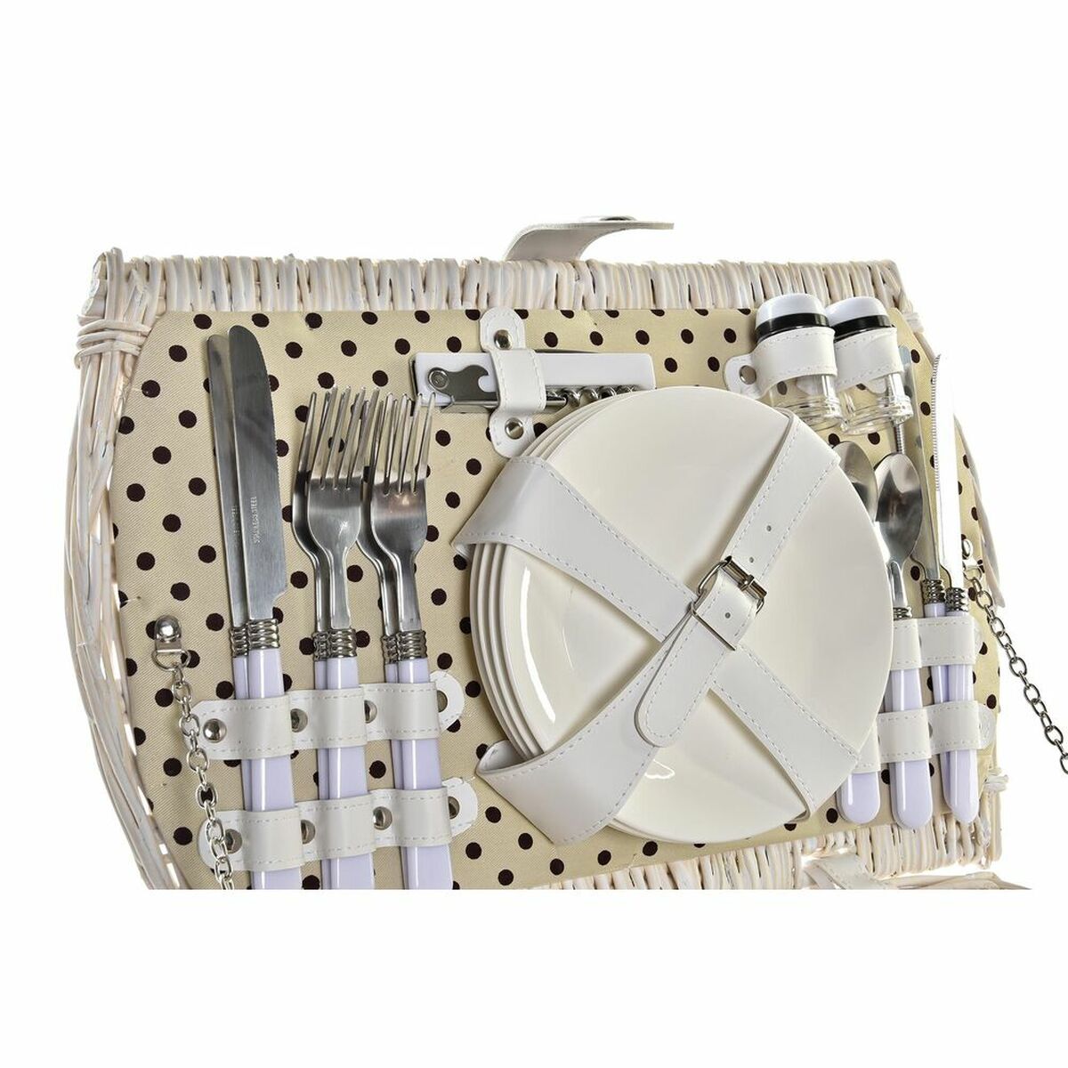 Panier pique-nique ouvert en osier, set de couverts et assiette blanche au centre.