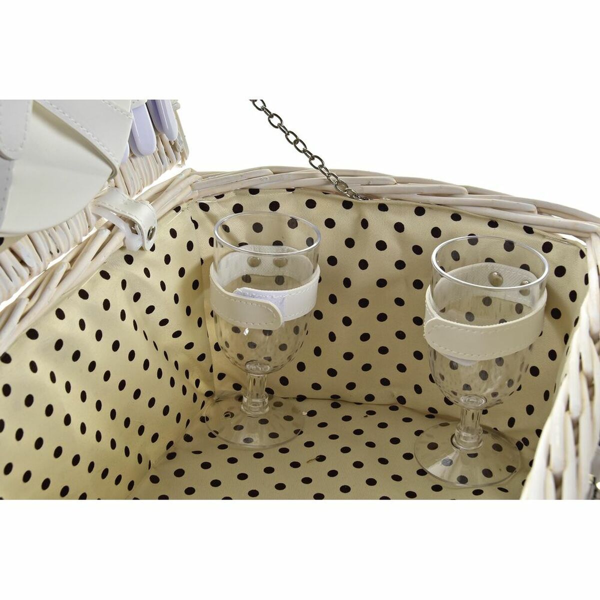 Tissu intérieur à pois et gobelets en verre dans un panier pique-nique en osier.