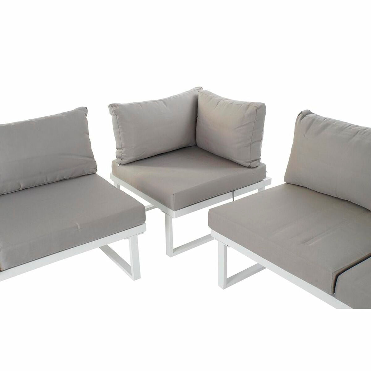 Salon de jardin d’angle : coussins gris, table centrale carrée blanche et assises en L.