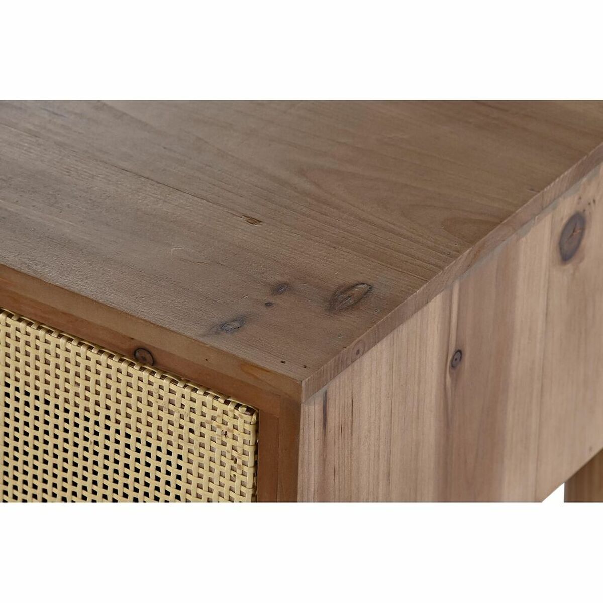 Table de nuit : coin supérieur et poignée du tiroir, bois clair à nœuds visibles