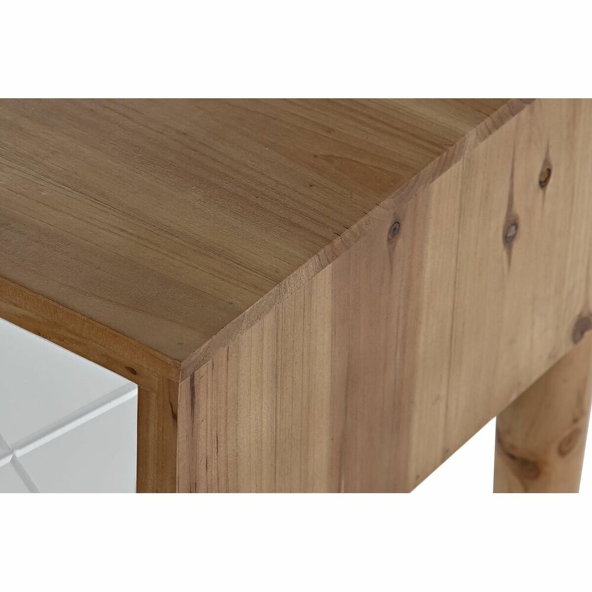 Table de nuit en bois clair, coin et façade du tiroir blanc à motif losanges