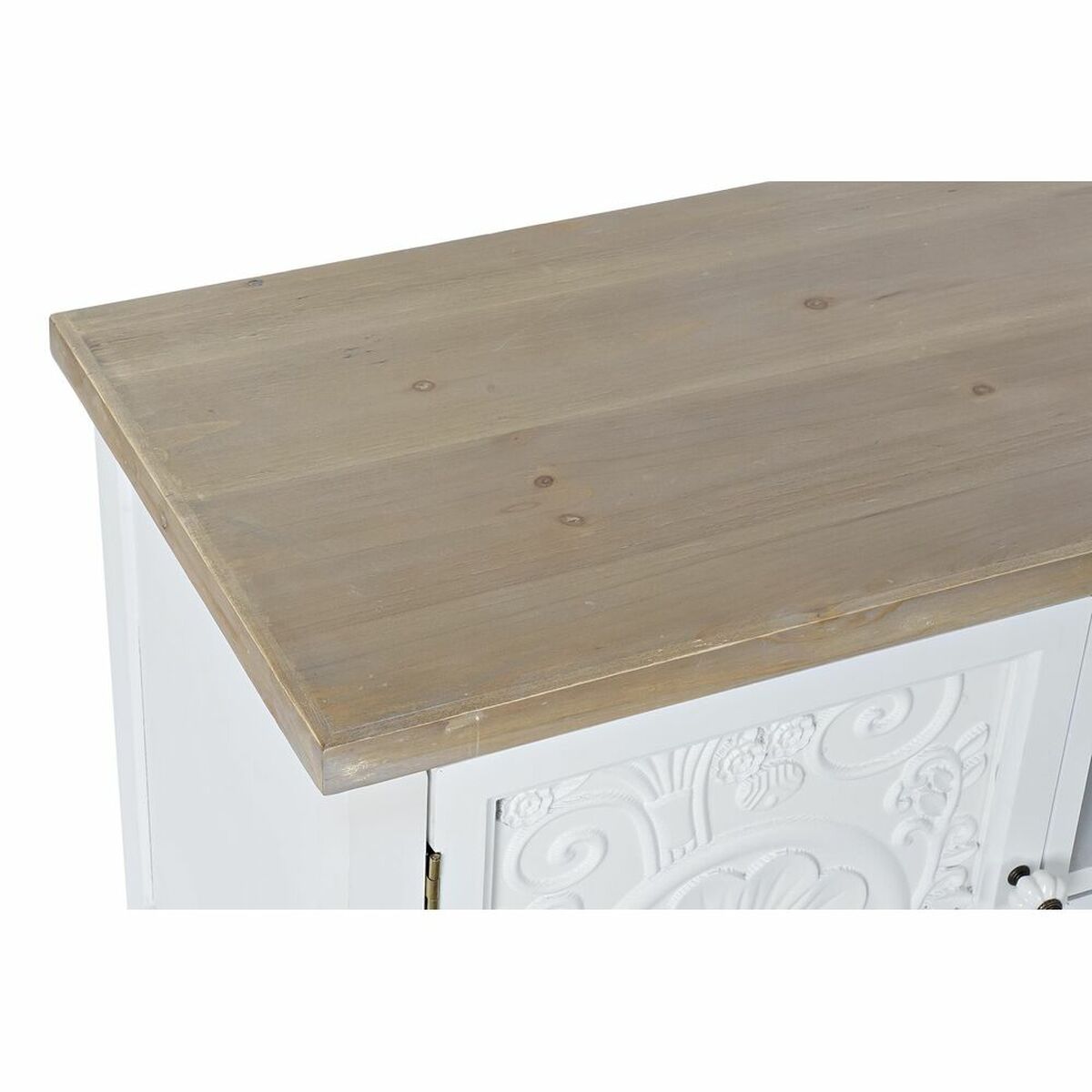 Plateau en bois clair sur meuble TV blanc à portes décorées en relief