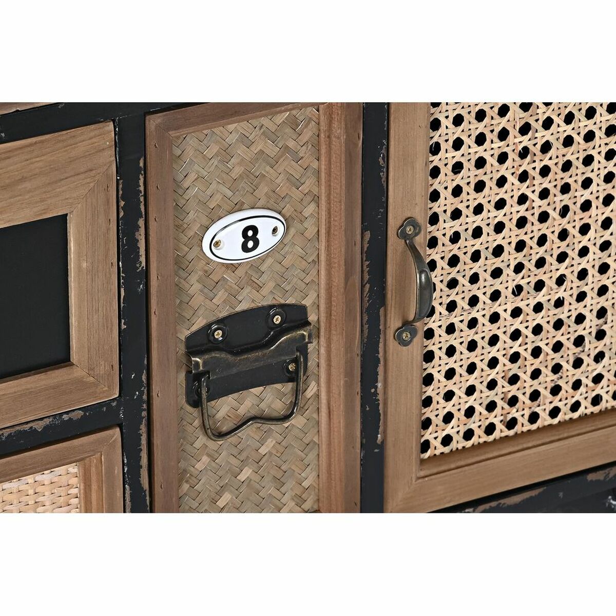 Commode vintage : panneau en cannage, poignée et serrure, motif ovale « 8 ».