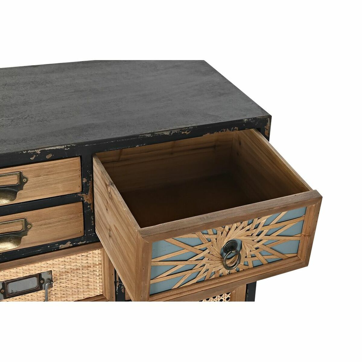 Commode vintage : tiroir ouvert avec intérieur en bois et façade en cannage.