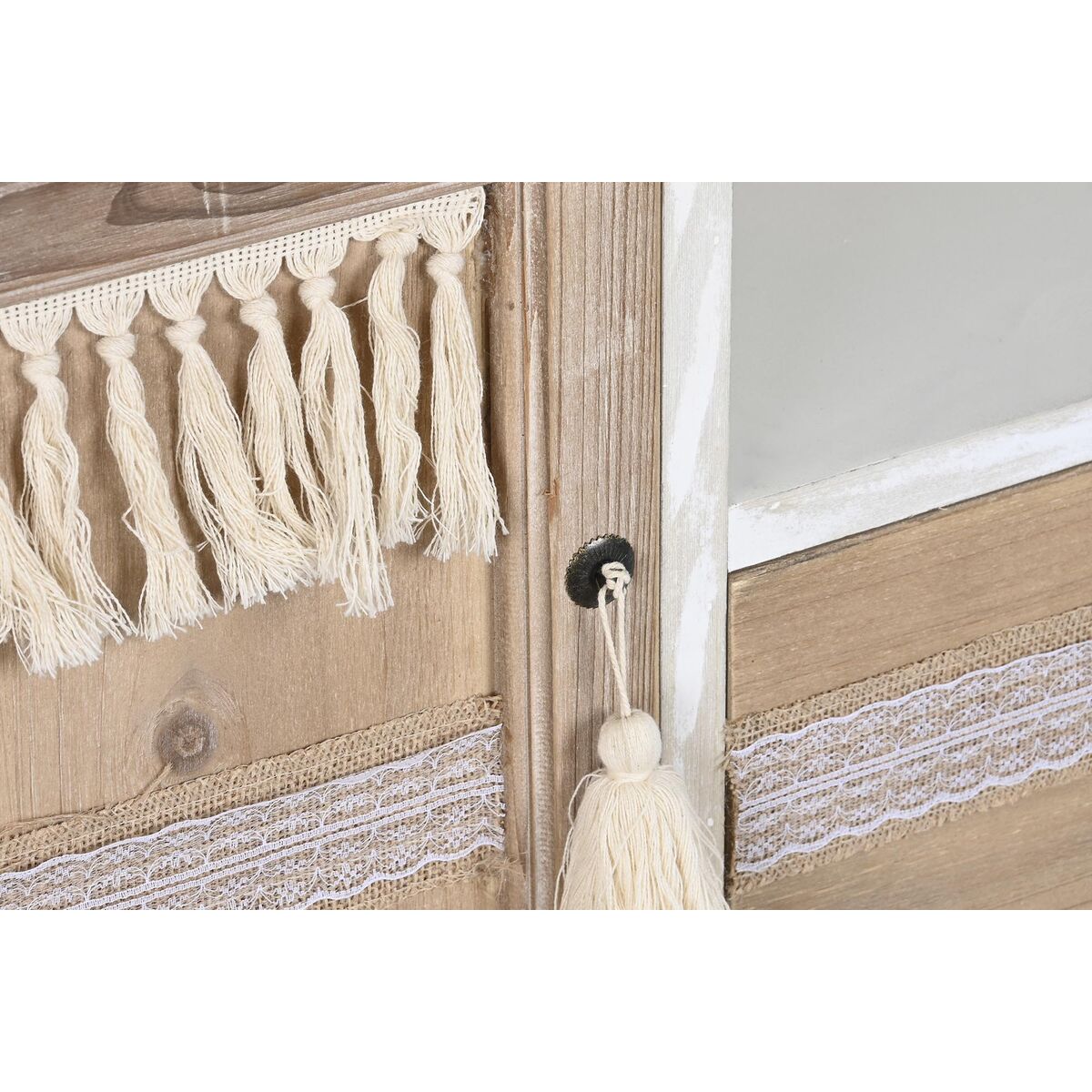 Façade du meuble TV en bois clair, franges beige et passementerie décorative