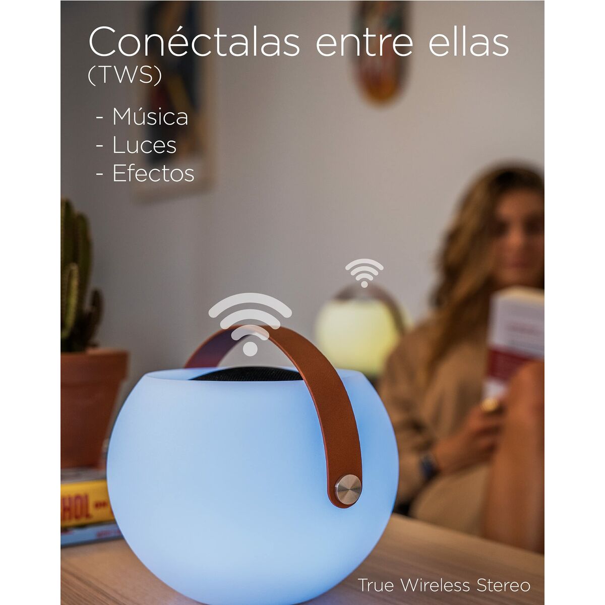 Enceinte Bluetooth portable ronde bleue, poignée marron, vue rapprochée du haut.
