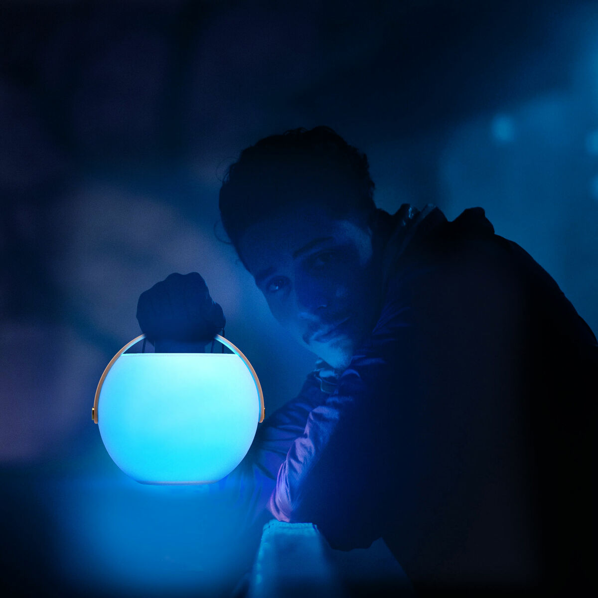 Enceinte Bluetooth portable ronde à lumière bleue, vue rapprochée, design bulle.