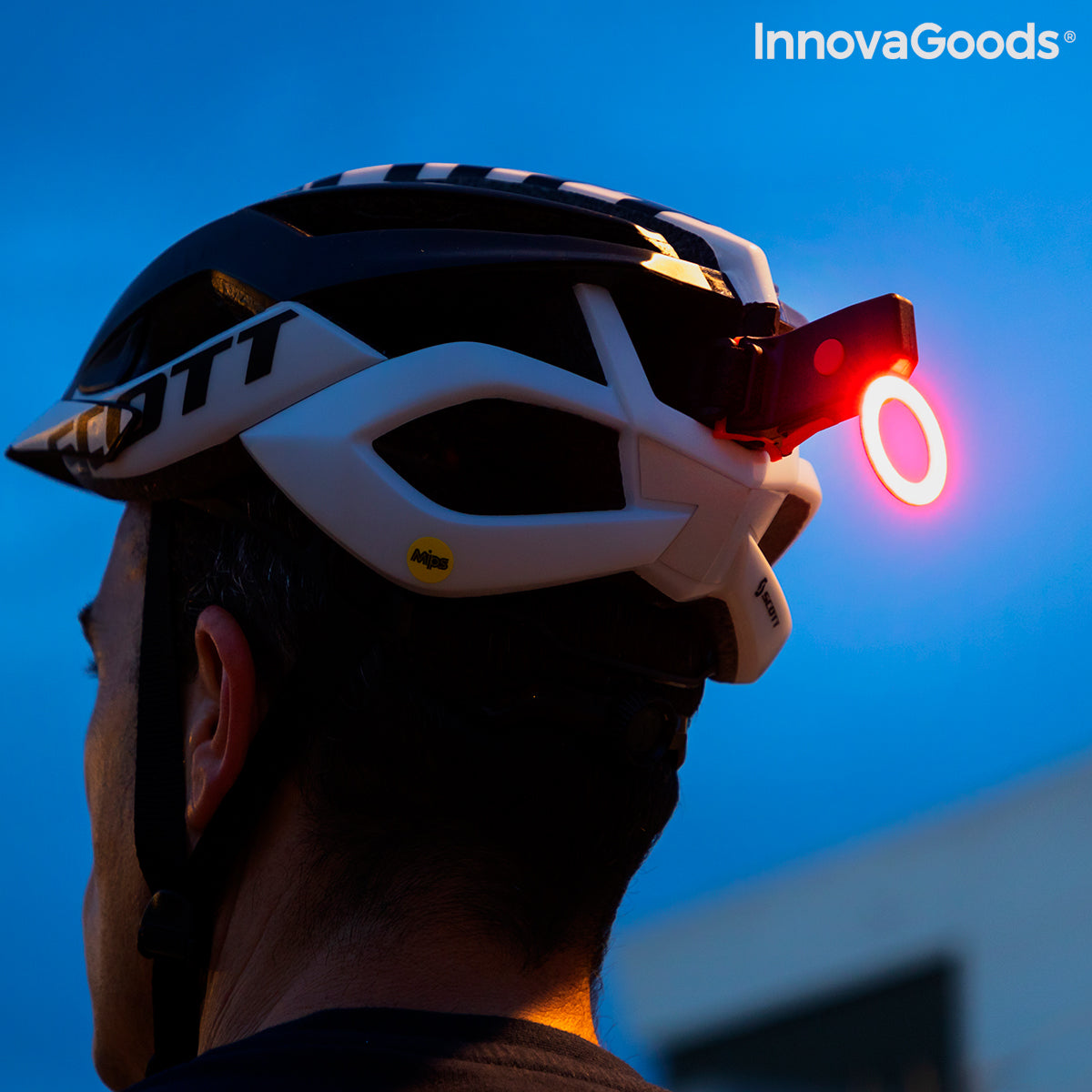 Feu arrière LED vélo rouge clignotant, boîtier noir fixé sur le vélo, lumière rouge visible