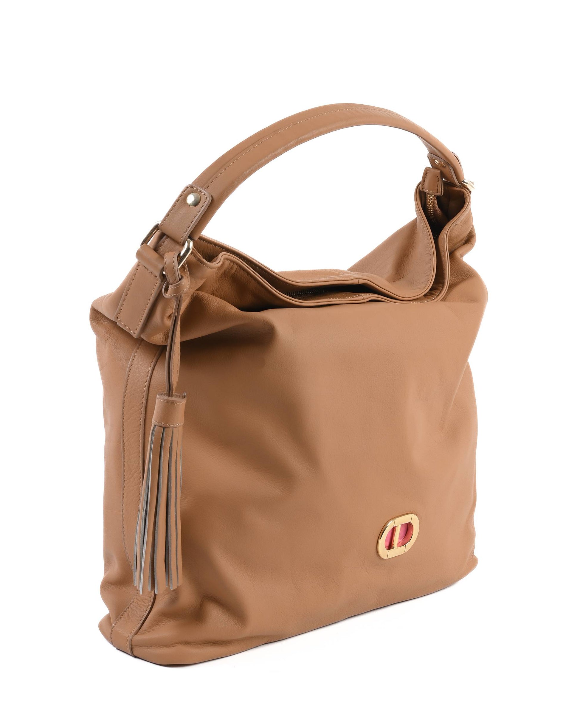 Sac à main en cuir marron clair, anses courtes, pompon latéral et logo