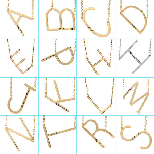 Collier en acier titane avec pendentifs lettres multiples et chaîne dorée à maillons.