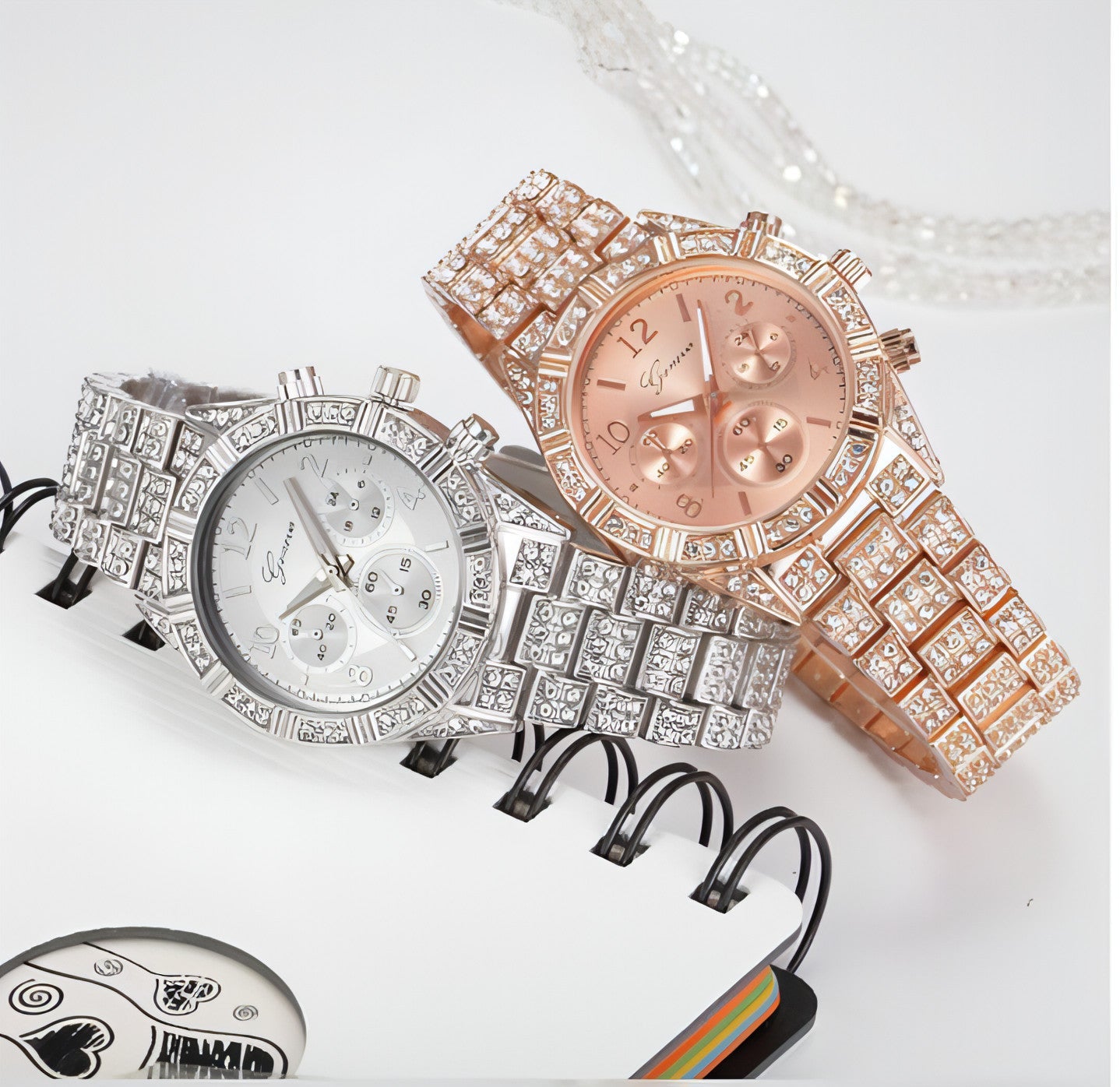 Montre femme rose-or et montre argent à bracelet serti, cadrans chronographes.