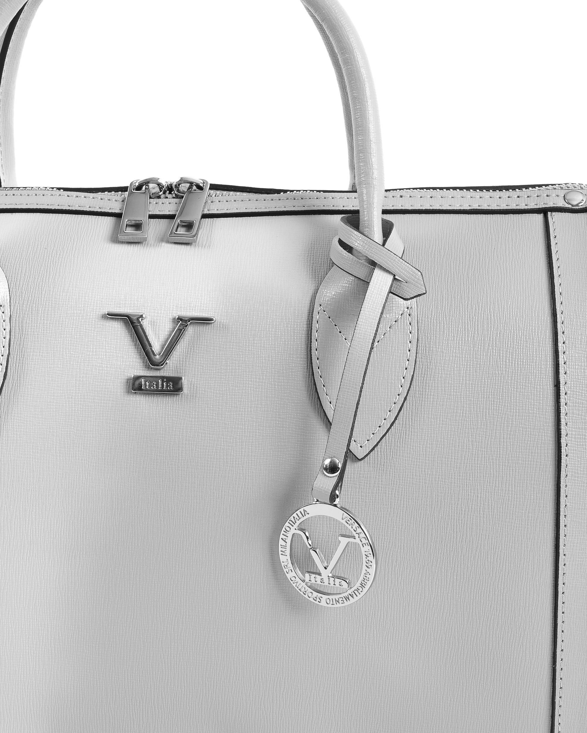 Sac à main gris, gros plan du logo V, attache métallique et breloque ronde