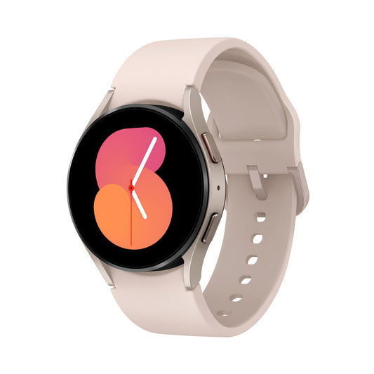 Montre connectée Samsung Galaxy Watch 5, bracelet silicone clair, cadran noir, vue de trois-quarts