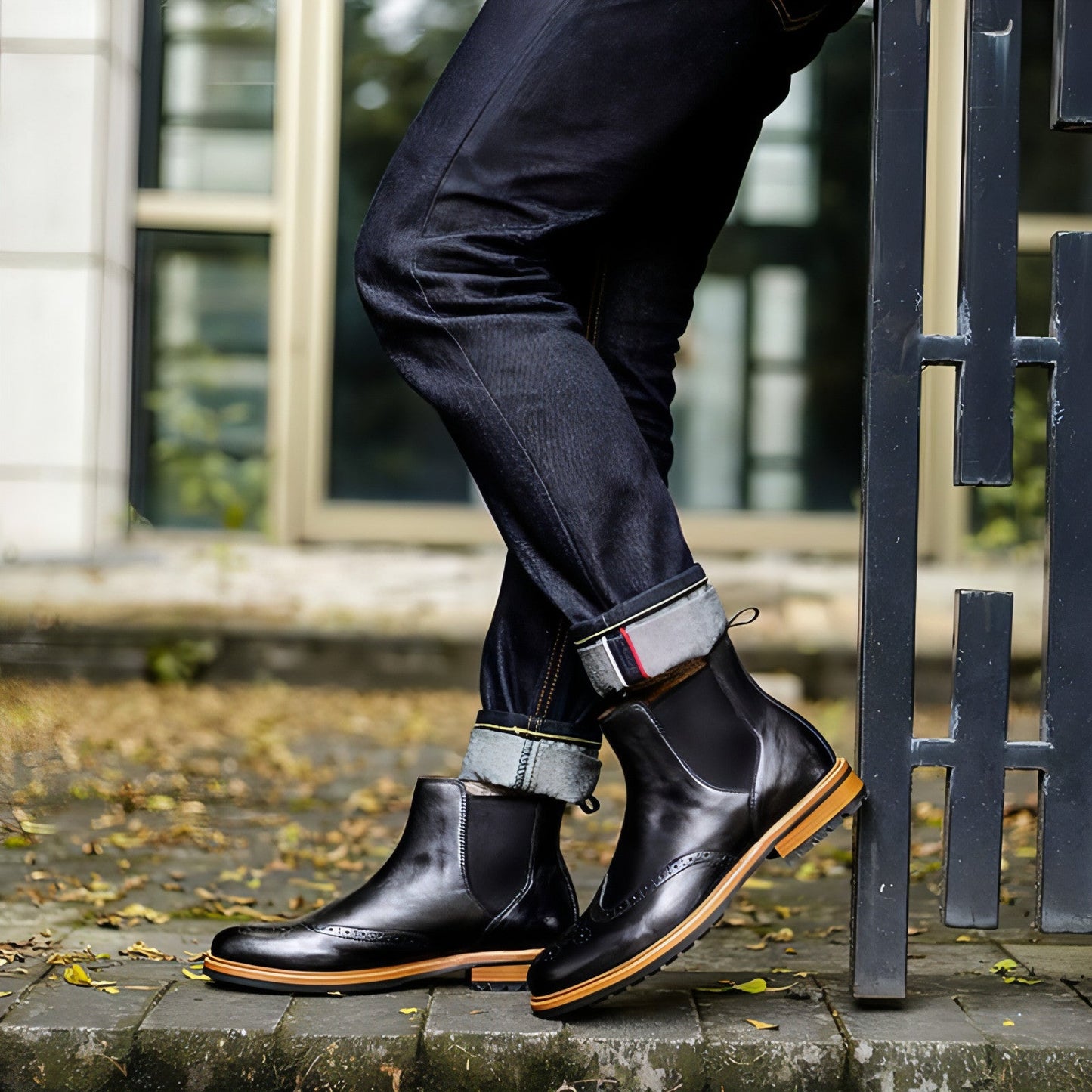 Bottes montantes en cuir noir, semelle contrastée, profil latéral et languette.
