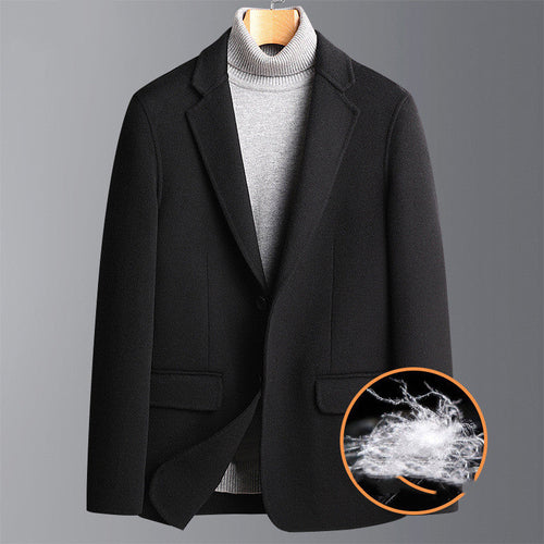 Manteau homme en laine noire, revers crantés, boutonnage et poches plaquées.