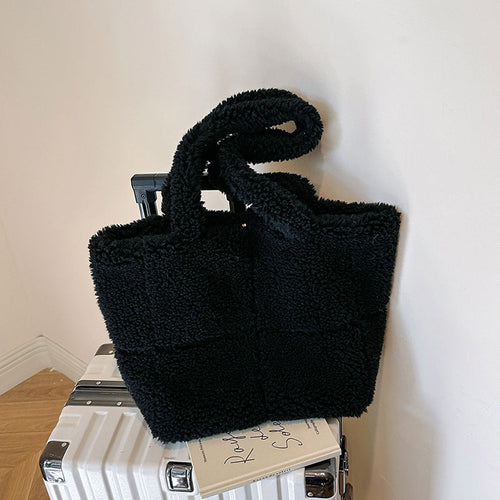 Sac cabas en peluche noir, anses épaisses et forme fourre-tout volumineuse