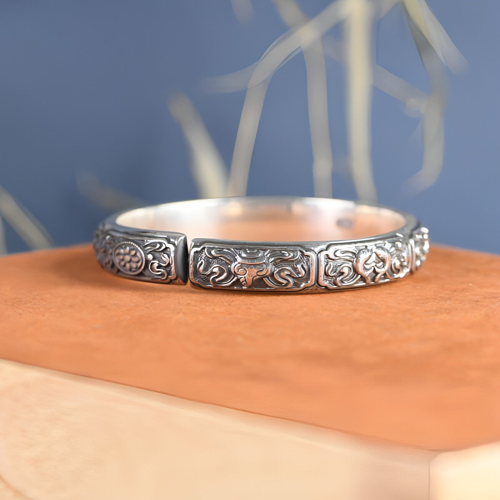 Bracelet manchette argent 999 avec gravure décorative sur le dessus, finition polie.