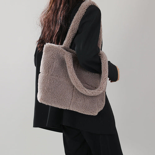 Sac cabas en peluche beige clair avec anses épaisses et poignée arrondie