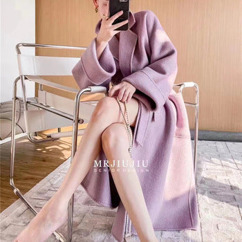 Manteau long en laine violet clair, col revers, boutonnière et ceinture