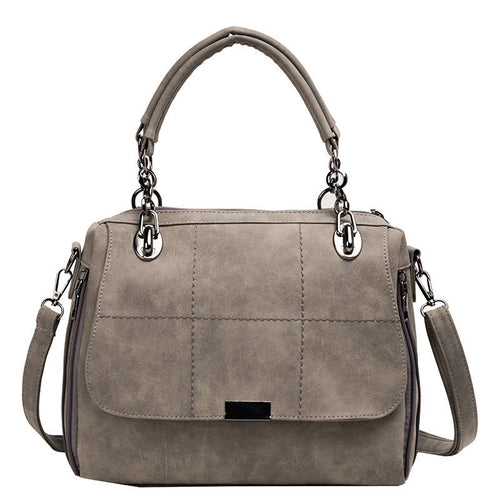 Sac à main en cuir synthétique beige, anses courtes et bandoulière, rabat à fermeture