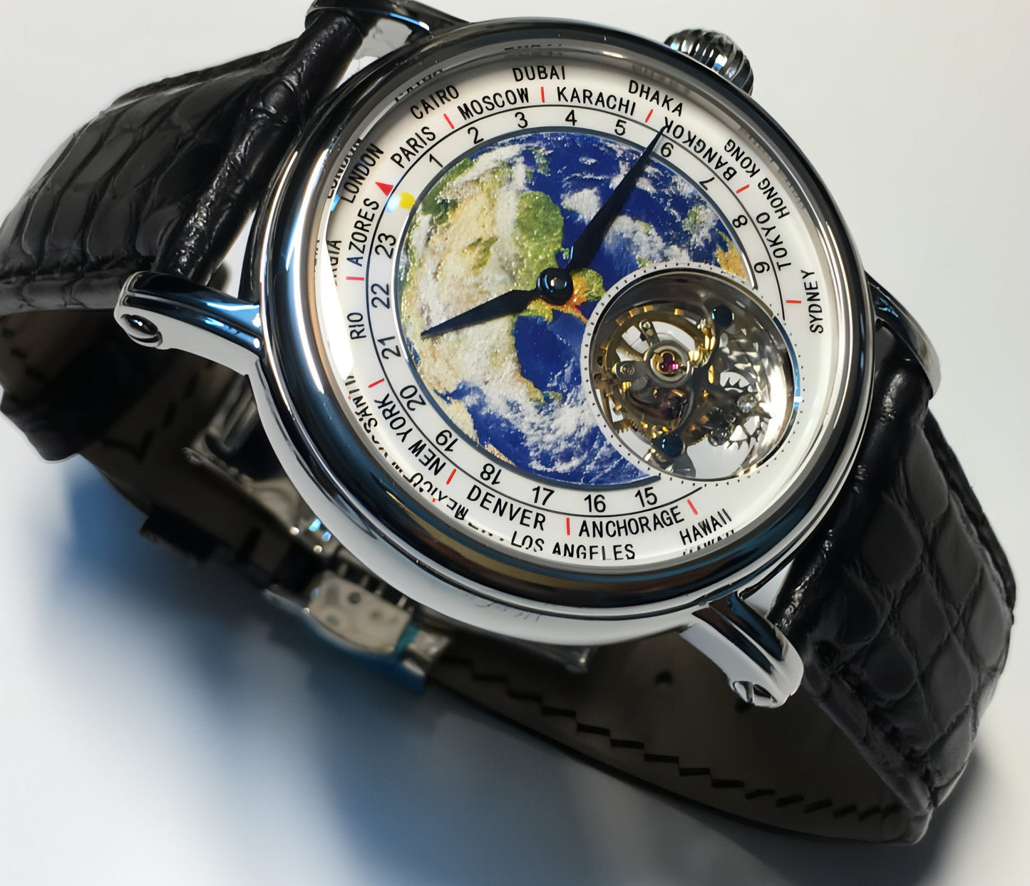 Montre homme cadran globe bleu avec guichet, boîtier arrondi métal, bracelet cuir noir
