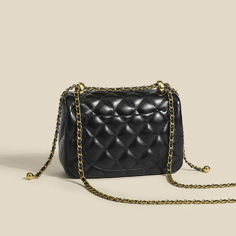 Mini sac bandoulière matelassé noir, vue 3/4 avec chaîne dorée