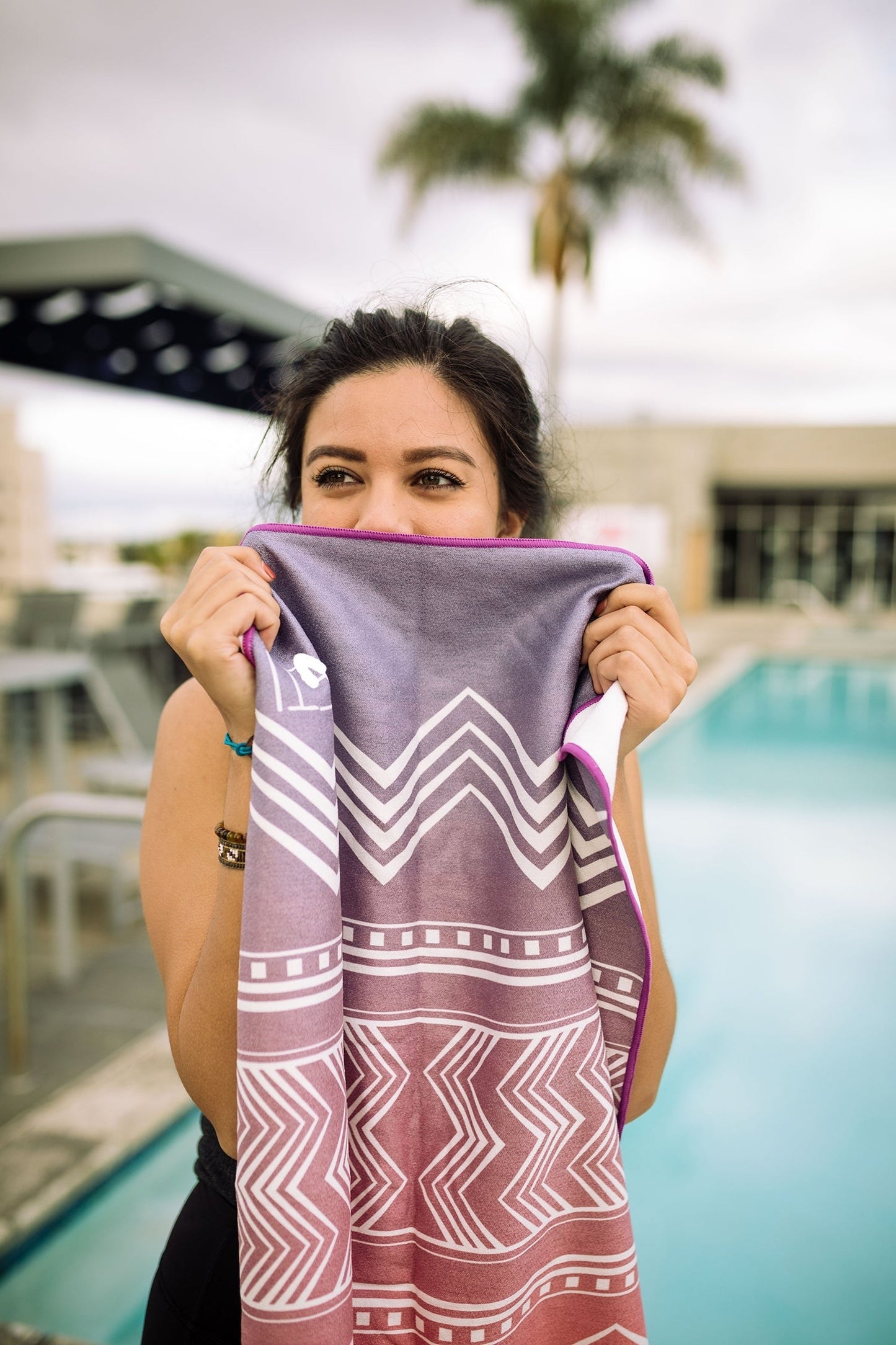 Serviette de yoga violette à motifs chevrons blancs, tenue devant, bord rose