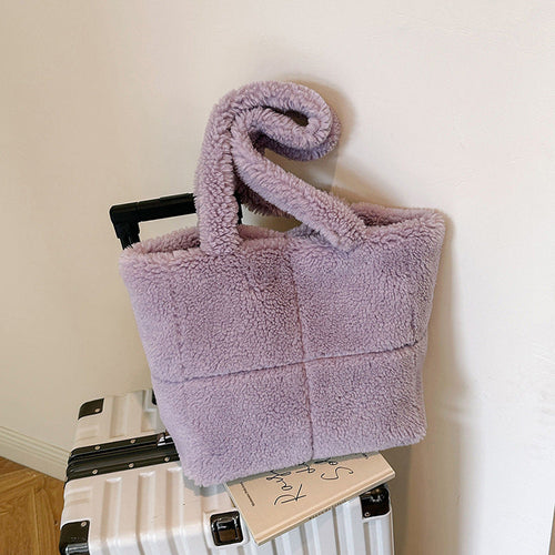 Sac cabas en peluche lilas, anses épaisses et ouverture sur le dessus