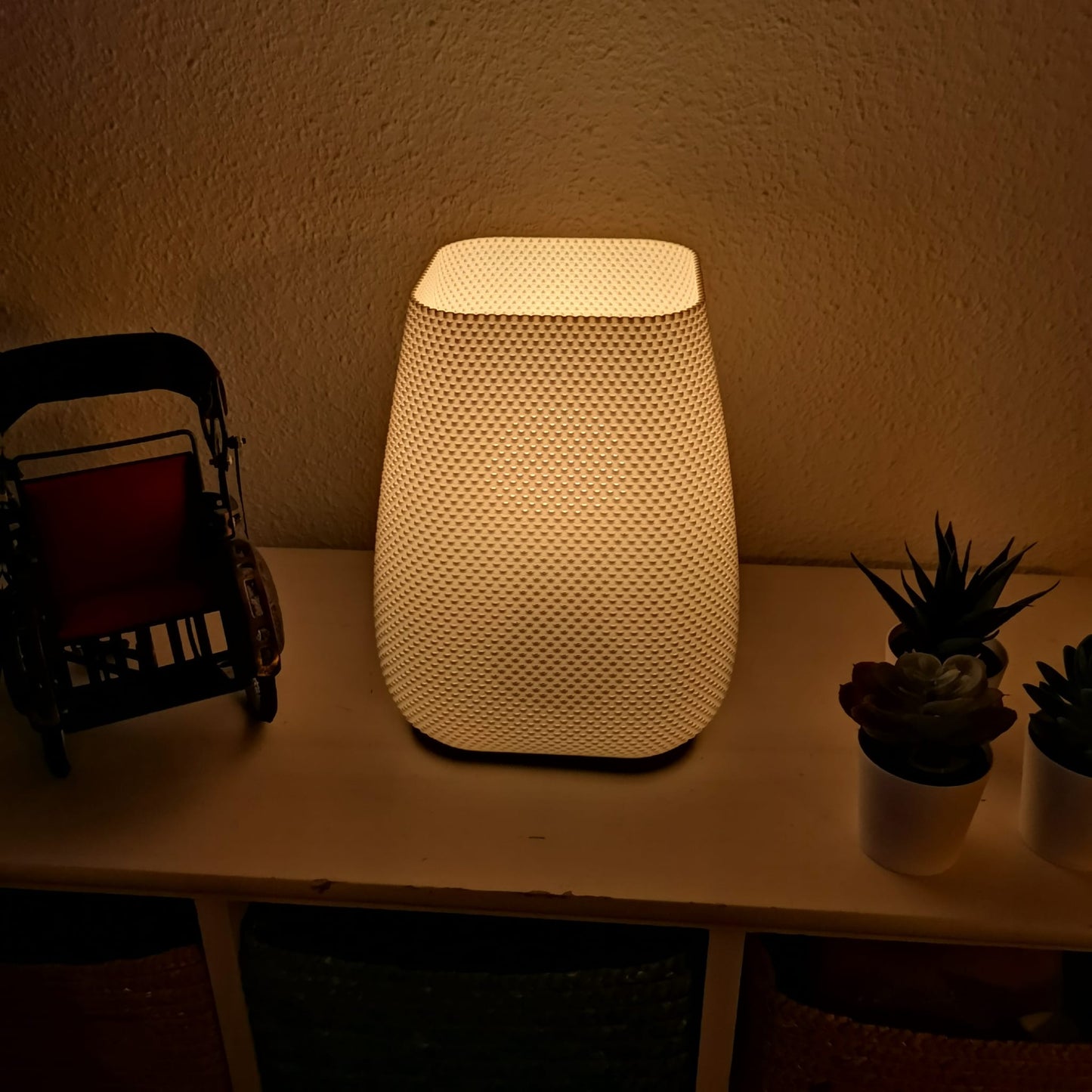 Lampe de table Hemys à abat-jour texturé, forme conique arrondie, base noire.