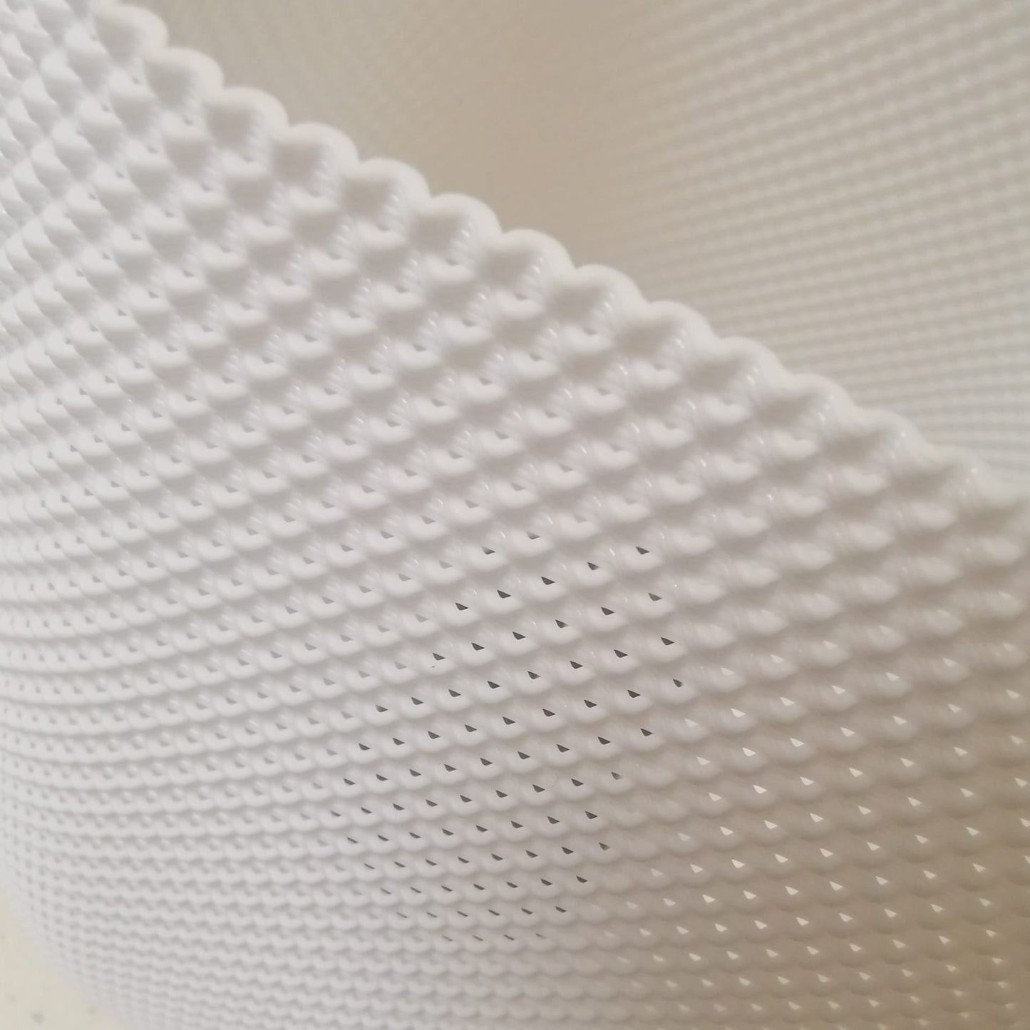 Abat-jour de lampe de table à motif nid d’abeille en relief, couleur blanc cassé.