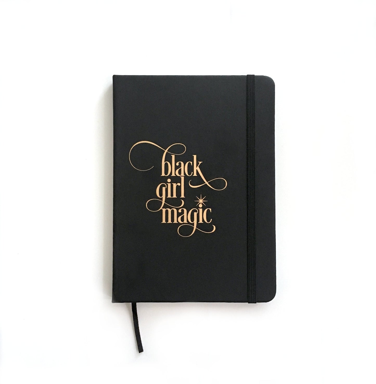 Carnet noir à couverture souple, lettrage doré « Black girl magic » et sangle