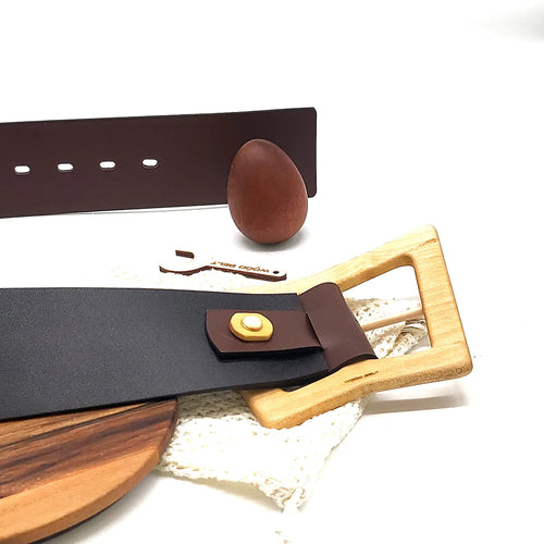Embout de ceinture en cuir marron avec trous et boucle en bois et bouton doré