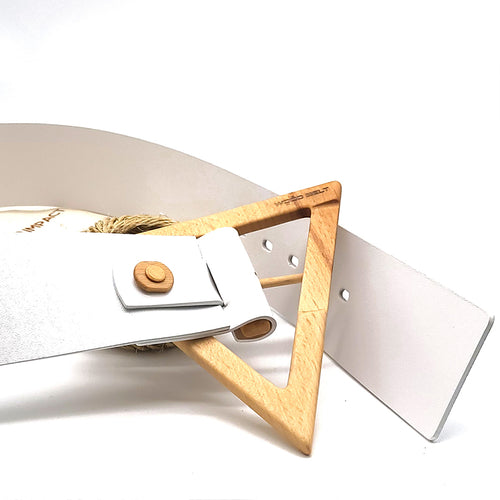 Ceinture avec boucle triangulaire en bois, patte blanche et rivets métalliques