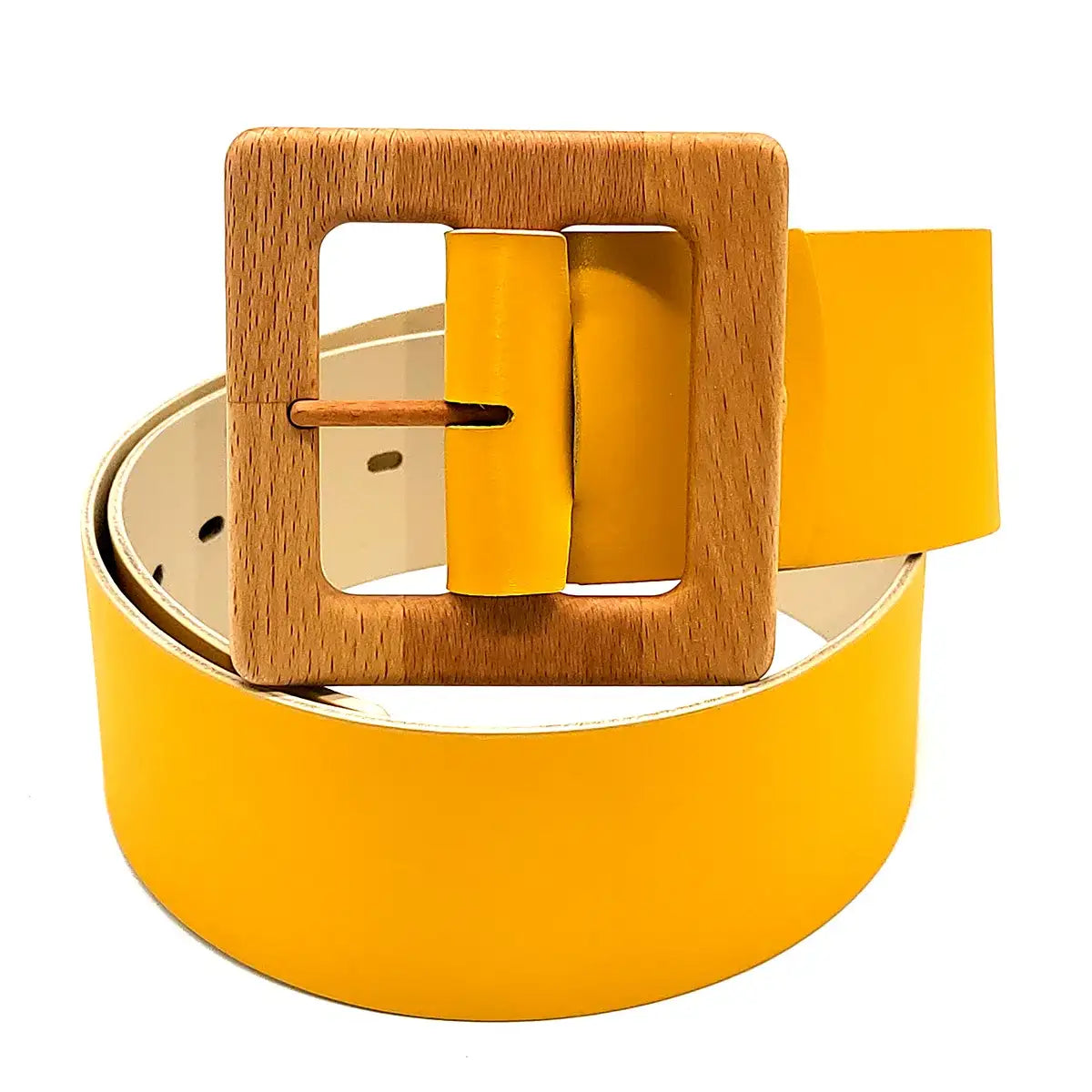 Ceinture en cuir jaune, boucle carrée en bois et insert doré, style graphique.