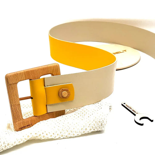 Ceinture cuir beige et jaune, boucle carrée en bois avec pastille ronde dorée.