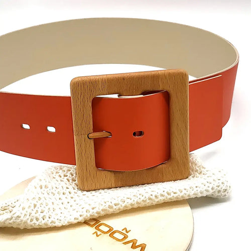 Ceinture orange à boucle carrée en bois, gros plan sur l’ardillon
