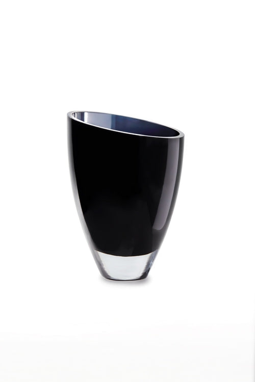 Vase en verre bleu nuit, paroi lisse brillante, bord métallique au col.