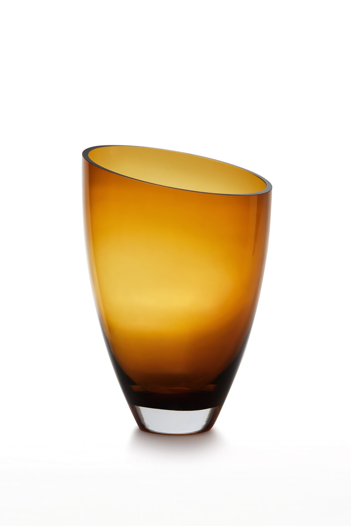 Vase en verre ambre, haut évasé, surface lisse brillante et bord arrondi.