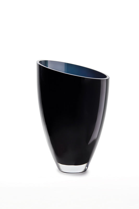Vase en verre bleu nuit, silhouette évasée, bord intérieur visible, brillant.
