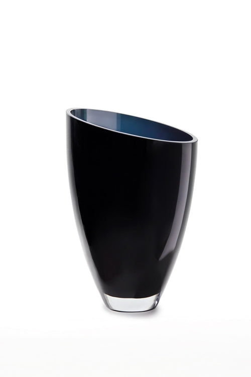 Vase en verre bleu nuit, silhouette évasée, bord intérieur visible, brillant.