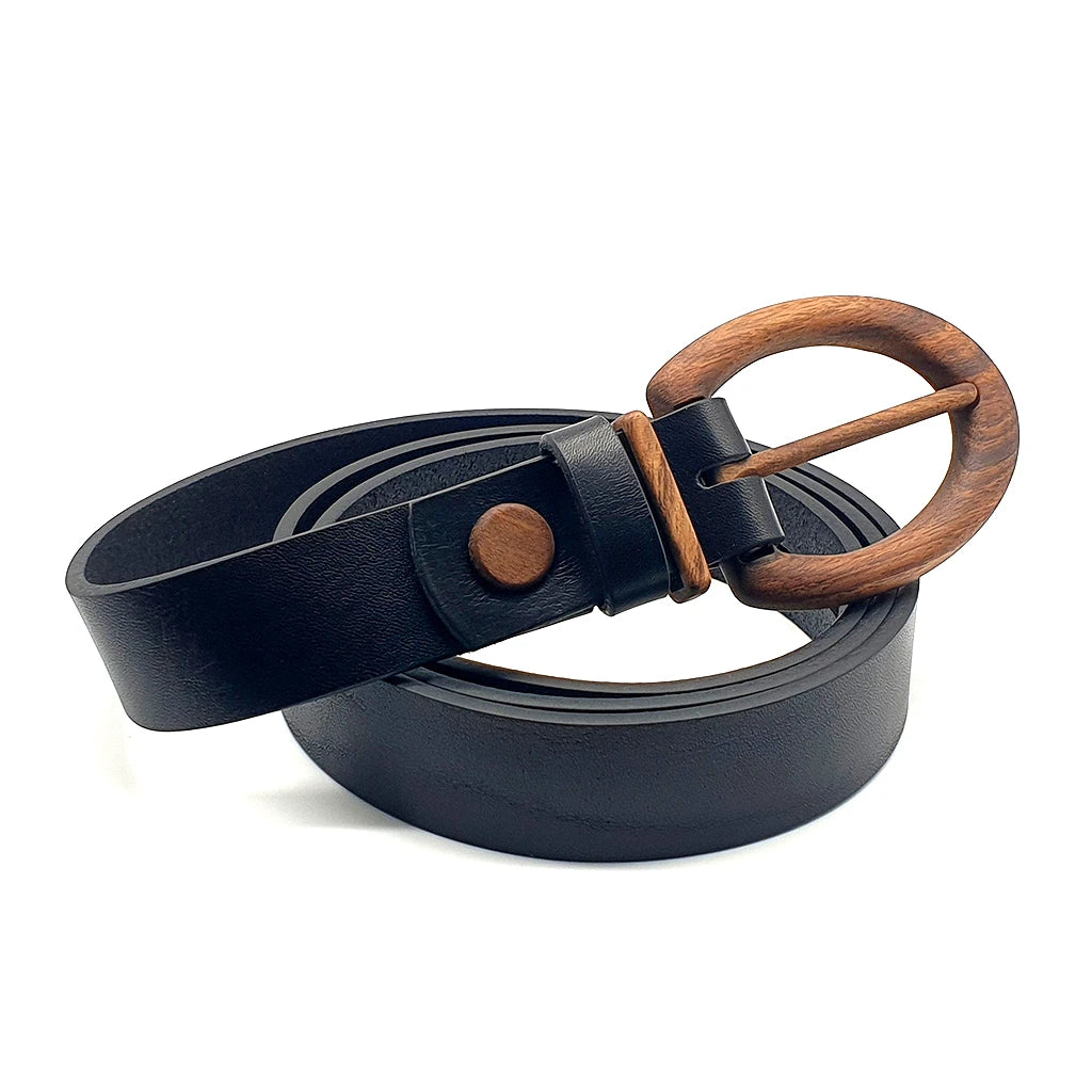 Ceinture en cuir bleu marine, boucle ovale en bois et lanière à texture grainée