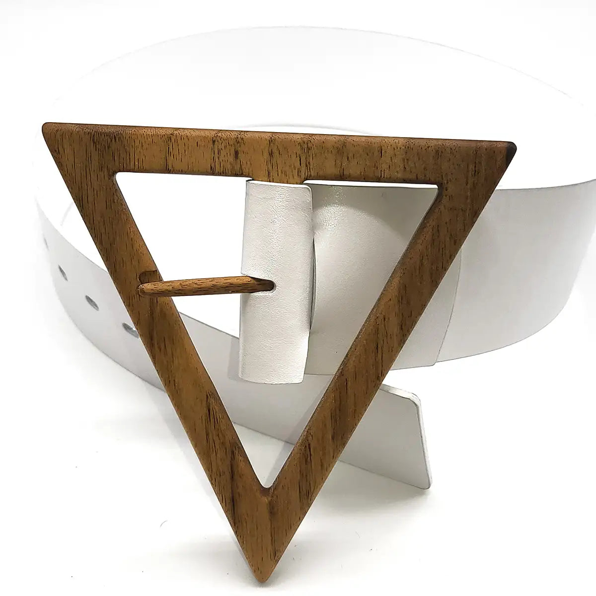 Ceinture en cuir blanc avec boucle en bois triangulaire et fermeture