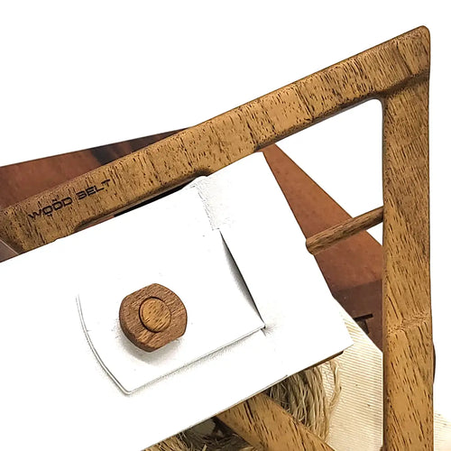 Détail ceinture: marquage sur la boucle en bois et cuir blanc strié