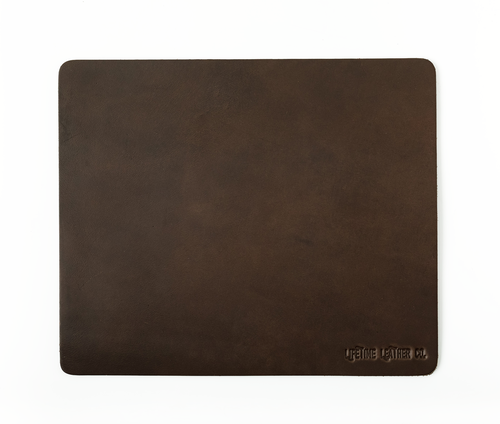 Tapis de souris en cuir marron foncé rectangulaire, logo en bas à droite
